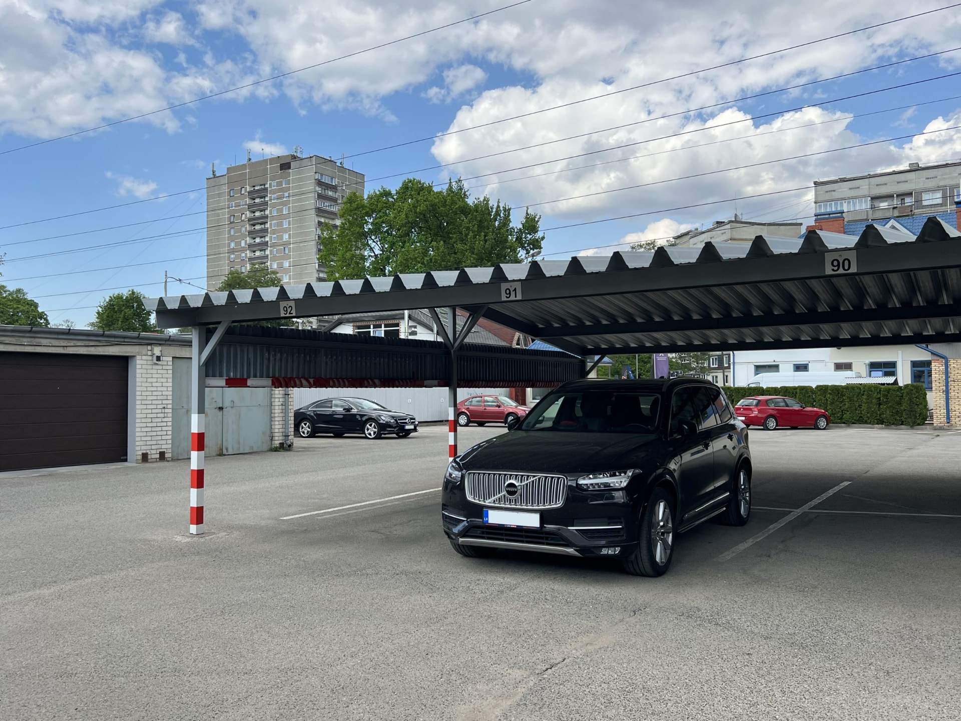 Парковка Z51 — автомобили на стоянке у аэропорта Рига